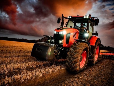 Traktor i solnedgang